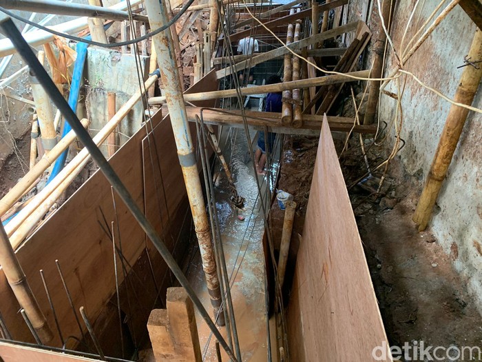 Genangan di halaman GPIB Jemaat Sumber Kasih, Lebak Bulus, Jakarta Selatan, 28 Maret 2022 siang. (Mulia Budi/detikcom)