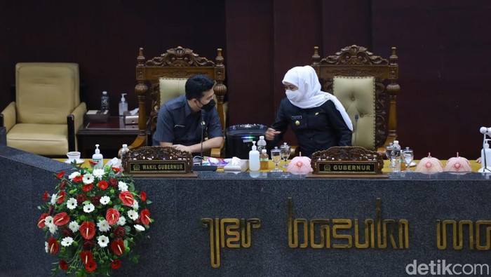 Gubenur Jatim Khofifah Indar Parawansa bersama Wakil Gubernur Jatim Emil Dardak saat berbincang sebelum pembacaan nota LKPJ di DPRD Jatim.