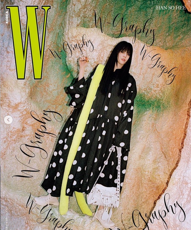 Netizen memuji Han So Hee yang cocok dan bisa membawakan busana apapun. Mulai dari busana feminin, jaket zip-up, mini dress dengan high-boots hingga gaun oversized. Foto: Instagram/@xeesoxee @wmagazine