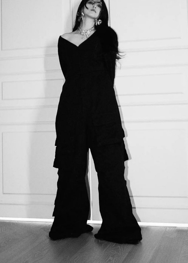 Aura misterius datang lewat padanan busana hitam-hitam bergaya edgy yang dipotret dalam foto hitam-putih. Foto: Instagram/@xeesoxee @wmagazine