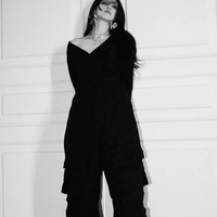 Aura misterius datang lewat padanan busana hitam-hitam bergaya edgy yang dipotret dalam foto hitam-putih. Foto: Instagram/@xeesoxee @wmagazine