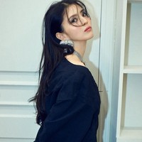 Han So Hee mencetak sejarah sebagai global brand ambassasdor Korea pertama Balenciaga. Penampilan perdananya jadi model Balenciaga bisa dilihat dalam W Magazine edisi April 2022. Foto: Instagram/@xeesoxee @wmagazine