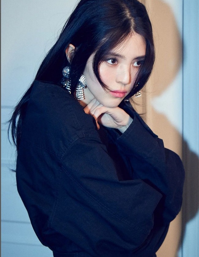 Han So Hee tampil edgy sekaligus elegan di pemotretan W Magazine mengenakan koleksi Winter 2022 dari Balenciaga. Berbagai gaya busana dikenakannya dengan pose khas Han So Hee yang tenang, misterius, dan menebar aura femme fatale. Foto: Instagram/@xeesoxee @wmagazine