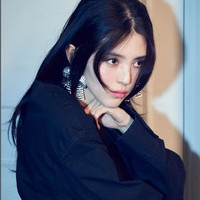 Han So Hee tampil edgy sekaligus elegan di pemotretan W Magazine mengenakan koleksi Winter 2022 dari Balenciaga. Berbagai gaya busana dikenakannya dengan pose khas Han So Hee yang tenang, misterius, dan menebar aura femme fatale. Foto: Instagram/@xeesoxee @wmagazine