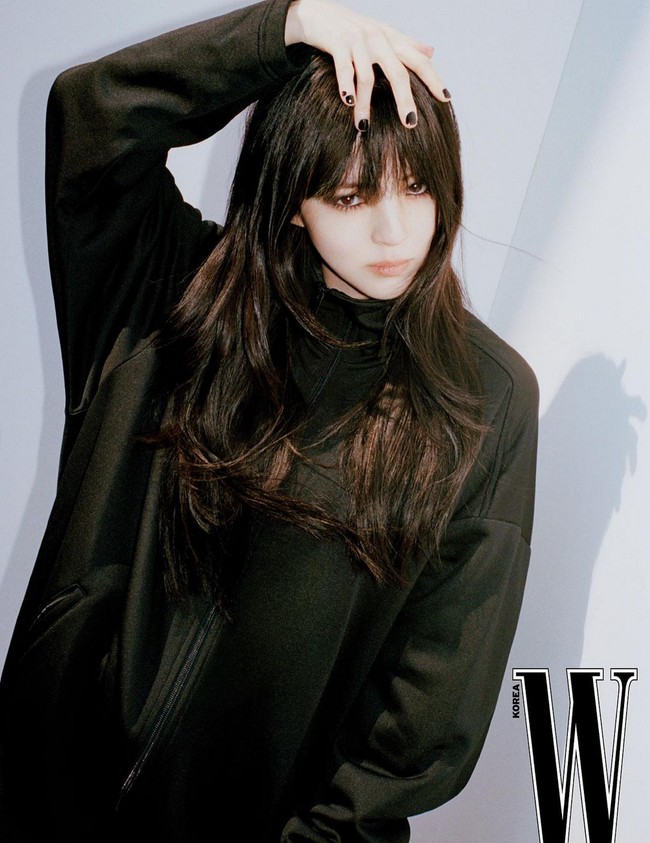 Riasan smokey eyes semakin menegaskan aura elegan sekaligus edgy. Foto: Instagram/@xeesoxee @wmagazine