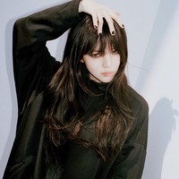 Riasan smokey eyes semakin menegaskan aura elegan sekaligus edgy. Foto: Instagram/@xeesoxee @wmagazine