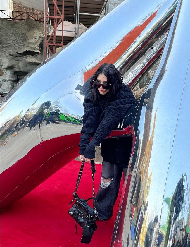 Gaya busananya mencerminkan beberapa karakter drama. Mulai dari Yeo Da-kyung yang cantik dan seksi di The World of the Maried, Yoo Na-bi yang polos di Nevertheless hingga polisi fierce di drama My Name. Foto: Instagram/@xeesoxee @wmagazine