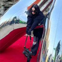 Gaya busananya mencerminkan beberapa karakter drama. Mulai dari Yeo Da-kyung yang cantik dan seksi di The World of the Maried, Yoo Na-bi yang polos di Nevertheless hingga polisi fierce di drama My Name. Foto: Instagram/@xeesoxee @wmagazine