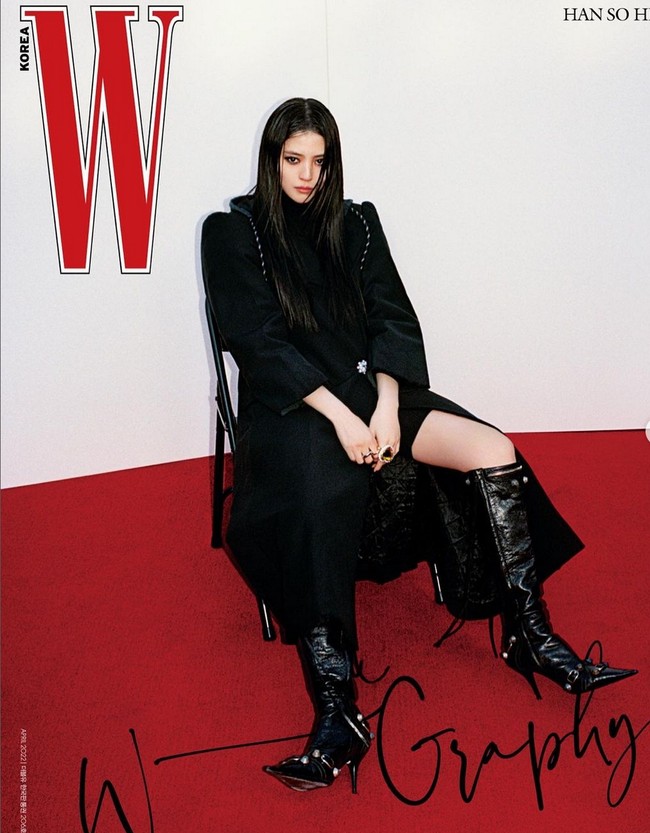 Sejumlah netizen berpendapat kalau penampilan Han So Hee kali ini mencerminkan beberapa karakter yang dimainkannya dalam drama. Foto: Instagram/@xeesoxee @wmagazine