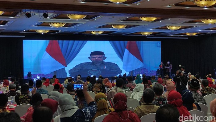 Wakil Presiden Maruf Amin memberikan sambutannya dalam Healthy Cities Summit 2022 di Semarang secara daring, Senin (28/3/2022).