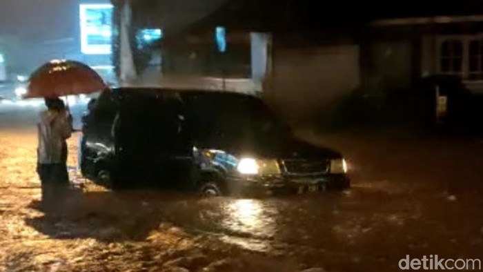 Hujan lebat disertai angin kencang membuat sejumlah kawasan banjir dan pohon tumbang di Pasuruan.