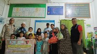 Polisi di Sulawesi Selatan ini mendedikasikan diri untuk membina para petani sekaligus menyalurkan hasil bumi ke seratus panti asuhan. Jasanya diingat oleh warga setempat. Polisi itu adalah anggota Satuan Brimob Polda Sulawesi Selatan, Ipda Purwanto. Dia menjadi salah satu kandidat penerima Hoegeng Awards 2022 dalam kategori Polisi Berdedikasi. (Dok istimewa)