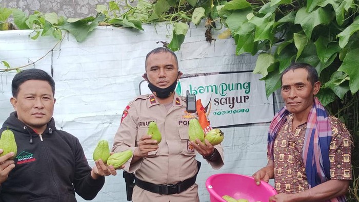 Ipda Purwanto Bersama Warga