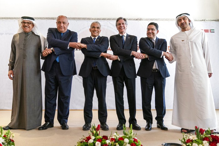 Israel Gandeng 4 Negara Muslim Bahas Isu Terkini PM Yair Lapid bertemu dengan Menlu Mesir, Bahrain, UEA dan Maroko di Sde Boker, Israel. Terlihat dekat dan hangat membahas isu terkini di Timur Tengah hingga konflik Ukraina.