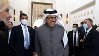 Menlu Bahrain Abdullatif Al Zayani tersenyum dalam pertemuan Negev Summit tersebut.