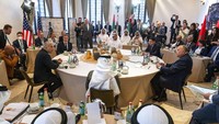 Menlu Yair Lapid bersama Menlu AS Antony Blinken duduk satu meja bersama para menteri luar negeri dari empat negara mayoritas Muslim yakni Menlu Uni Emirat Arab Sheikh Abdullah bin Zayed al-Nahyan, Menlu Bahrain Abdullatif Al Zayani, Menlu Maroko Nasser Bourita dan Menlu Mesir Sameh Shoukry di Sde Boker, selatan Israel, Senin (28/5/2022). Pertemuan ini disebut sebagai Negev Summit.