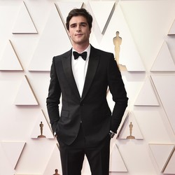 Alasan Jacob Elordi atau Callum Turner Gak Bakal Jadi James Bond