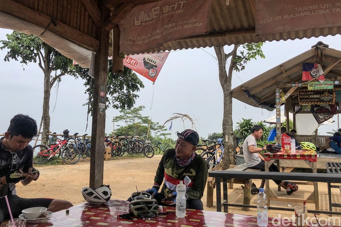 Jahe Susu Haji Sule, Puncak Kenikmatan Para Goweser di Bukit Hambalang Sebagai warung, tidak ada yang istimewa, seperti warung pada umumnya. Namun lokasinya menjadikan tempat ini akhir pendakian goweser dengan suguhan jahe susu hangat. Juara