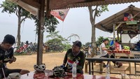 Melepas lelah di Warung Jahe H. Sule. Sebagai warung, tidak ada yang istimewa, hanya gubuk kayu dengan atap asbes. Namun lokasinya yang berada di puncak pendakian, menjadikan Warung Jahe H.Sule favorit pesepeda sebagai titik finish sekaligus mengisi perut.