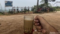 Segelas jahe susu hangat di puncak bukit Hambalang. Jahe hangat terasa segar dan memulihkan tenaga pesepeda usai menanjak gradien 5 sampai 11 persen sepanjang 5 km.