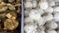 Salah satu kudapan yang dicari, nasi ketan dengan taburan kelapa parut. Gurihnya pas ditemani gorengan dan bumbu kacang.