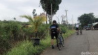 Pesepeda menuntun kendaraan di tanjakan Hambalang. Segmen tanjakan ini sejauh 5 km dengan gradien 5 sampai 11 persen.