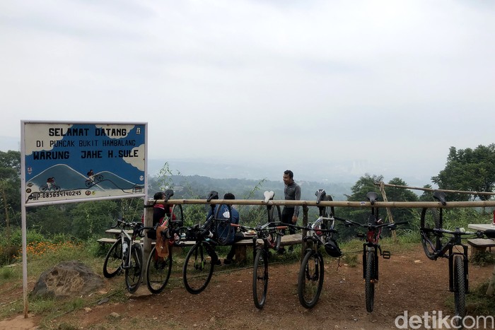Sebagai warung, tidak ada yang istimewa, seperti warung pada umumnya. Namun lokasinya menjadikan tempat ini akhir pendakian goweser dengan suguhan jahe susu hangat. Juara