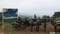 Jika langit cerah, pemandangan Sentul terlihat dari Warung Jahe H. Sule. Warung ini berada di ketinggian 500an mdpl.