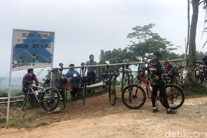 Jahe Susu Haji Sule, Puncak Kenikmatan Para Goweser di Bukit Hambalang Sebagai warung, tidak ada yang istimewa, seperti warung pada umumnya. Namun lokasinya menjadikan tempat ini akhir pendakian goweser dengan suguhan jahe susu hangat. Juara