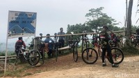 Pesepeda memarkir kendaraannya di Warung Jahe H. Sule di puncak bukit Hambalang, Sentul, Bogor, Jawa Barat, akhir pekan lalu. Tempat ini sudah dikenal goweser sejak bertahun-tahun lalu sebagai salah satu titik akhir pendakian di bukit tersebut.