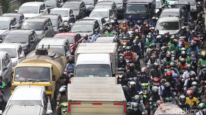 Kendaraan terjebak kemacetan di Jalan Jenderal Basuki Rachmat, Jakarta Timur, Senin (28/3/2022), pukul 10.15 WIB.