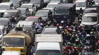 Sejumlah kendaraan terjebak kemacetan di Jalan Jenderal Basuki Rachmat, Jakarta Timur, Senin (28/3/2022).