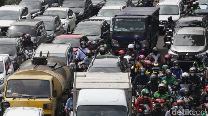 Kendaraan terjebak kemacetan di Jalan Jenderal Basuki Rachmat, Jakarta Timur, Senin (28/3/2022), pukul 10.15 WIB.