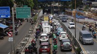 Kemacetan terjadi kurang lebih 4 km dari fly over Duren Sawit hingga flyover Tebet.