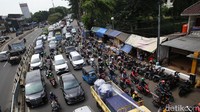 Kemacetan juga terjadi seiring dengan pelonggaran-pelonggaran yang dilakukan oleh pemerintah terkait PPKM.