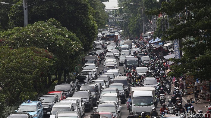 Kendaraan terjebak kemacetan di Jalan Jenderal Basuki Rachmat, Jakarta Timur, Senin (28/3/2022), pukul 10.15 WIB.