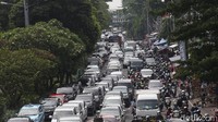 Kendaraan terjebak kemacetan di Jalan Jenderal Basuki Rachmat, Jakarta Timur, Senin (28/3/2022), pukul 10.15 WIB.  