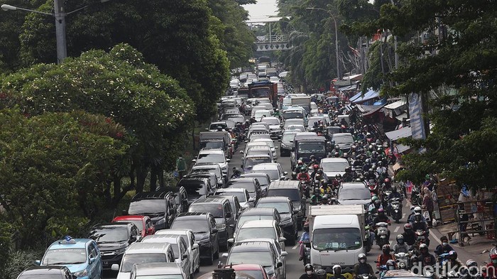 Jakarta Macet Lagi, Panjangnya Minta Ampun Kendaraan terjebak kemacetan di Jalan Jenderal Basuki Rachmat, Jakarta Timur, Senin (28/3/2022), pukul 10.15 WIB.