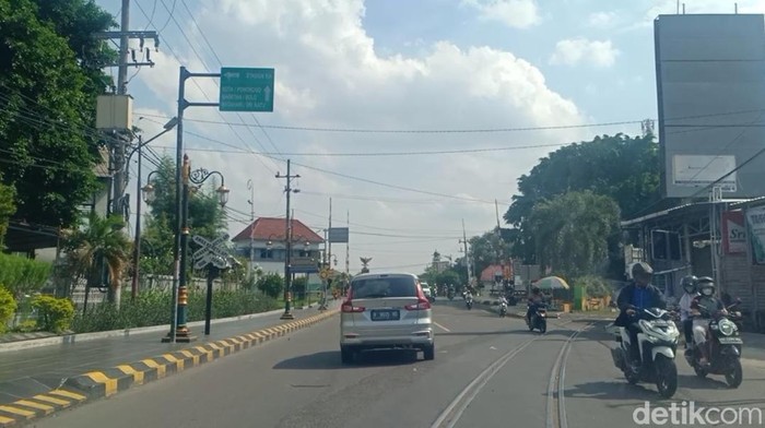 Jalur kereta BBM di Jalan Yos Sudarso Madiun