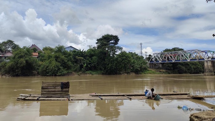 Jamban di atas getek di Lebak, Banten (Fathul-detikcom)
