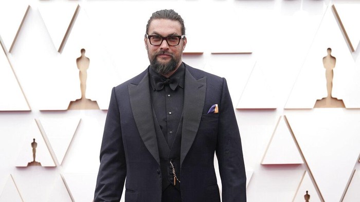 Jason Momoa tampil dengan rambut kepang di Oscar 2022.