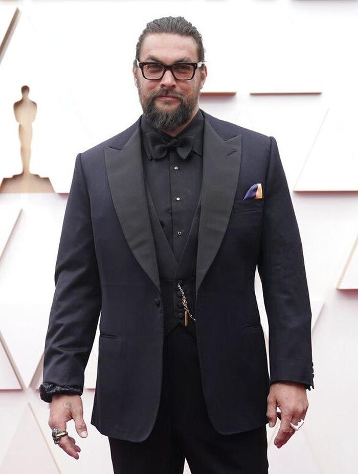 Jason Momoa Jason Momoa tampil dengan rambut kepang di Oscar 2022.