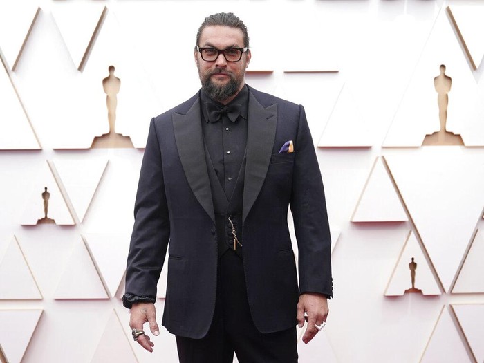 Jason Momoa Jason Momoa tampil dengan rambut kepang di Oscar 2022.