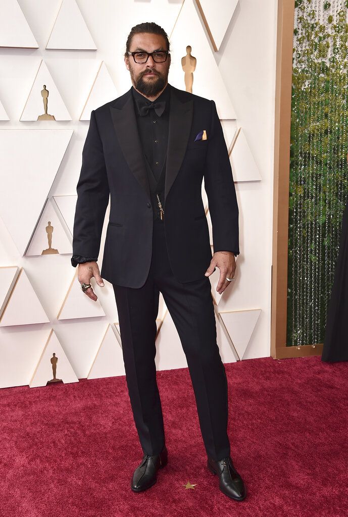Jason Momoa tampil dengan rambut kepang di Oscar 2022.