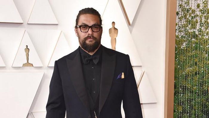 Jason Momoa tampil dengan rambut kepang di Oscar 2022.