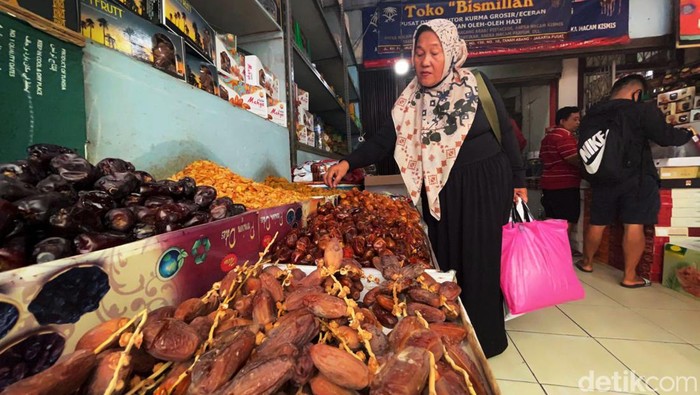 Jelang Ramadan, Buah Kurma Mulai Diburu Pembeli Tak seperti hari-hari biasanya, penjual kurma di Pasar Tanah Abang, Jakarta, Senin (28/03/2022), sesak dipadati pembeli. Jelang memasuki bulan Ramadan 1443 H pembeli mulai membludak.