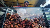 Mereka antusias memburu kurma untuk persiapan menghadapi bulan suci Ramadan.
