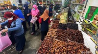 Diprediksi antusias warga berburu kurma akan terus berlangsung hingga puasa nanti. 