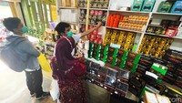 Ada beragam kurma yang di jual seperti kurma bahari, kurma Emirat Gold, kurma Al Jaihan, kurma Madinah, kurma Naghal, kurma Khalaz, kurma Najwa dan masih banyak lagi. 