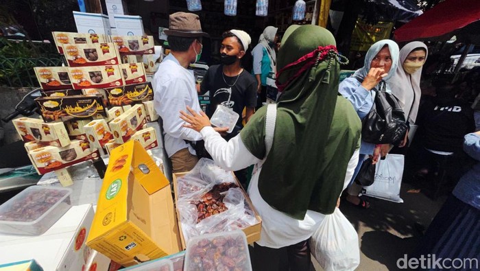 Tak seperti hari-hari biasanya, penjual kurma di Pasar Tanah Abang, Jakarta, Senin (28/03/2022), sesak dipadati pembeli. Jelang memasuki bulan Ramadan 1443 H pembeli mulai membludak.